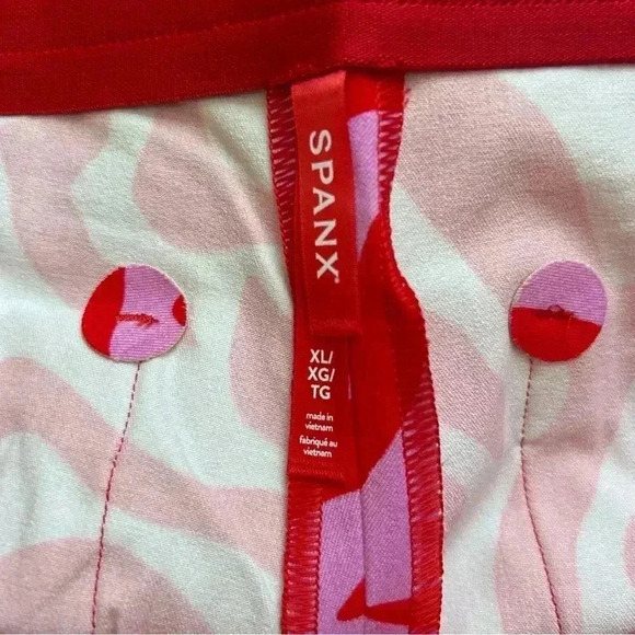 Spanx On The Go Print 4 Inch Shorts - Picture 4 of 6